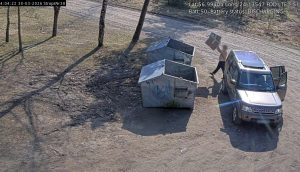 Videonovērošanas kameras Rīgas pašvaldības kapsētās fiksē nelikumīgu atkritumu izmešanu, palīdzot Rīgas pašvaldības policijai identificēt pārkāpējus un novērst kapsētu piegružošanu.