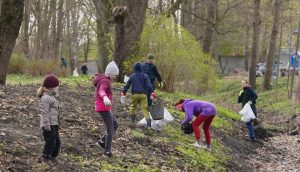 Lielā talka Rīga 2026 – rīdzinieki talko dažādās pilsētas vietās, savācot sadzīves, bioloģiskos un lielgabarīta atkritumus, piepildīti Lielās talkas maisi, sakopta pilsētvide un parki.