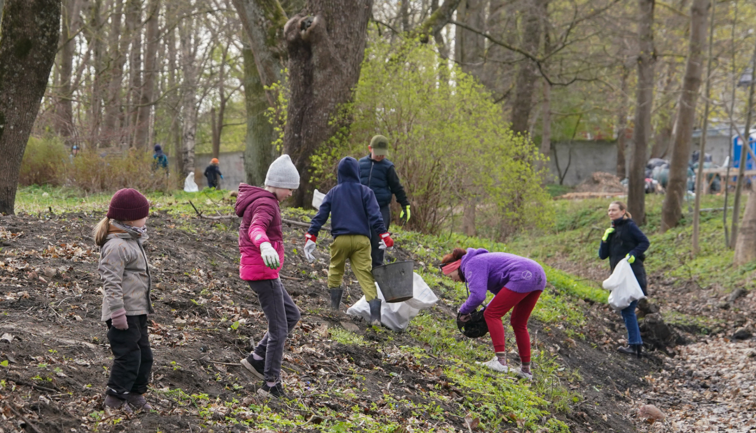 Lielā talka Rīga 2026 – rīdzinieki talko dažādās pilsētas vietās, savācot sadzīves, bioloģiskos un lielgabarīta atkritumus, piepildīti Lielās talkas maisi, sakopta pilsētvide un parki.