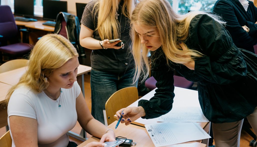 Elpo Rīga gaisa pētījums – gaisa kvalitātes mērījumi Rīgas centrā, kas parāda PM₂.₅ un PM₁₀ piesārņojuma pieaugumu satiksmes sastrēgumu stundās un analizē iedzīvotāju mobilitātes izvēļu ietekmi uz pilsētas gaisu.