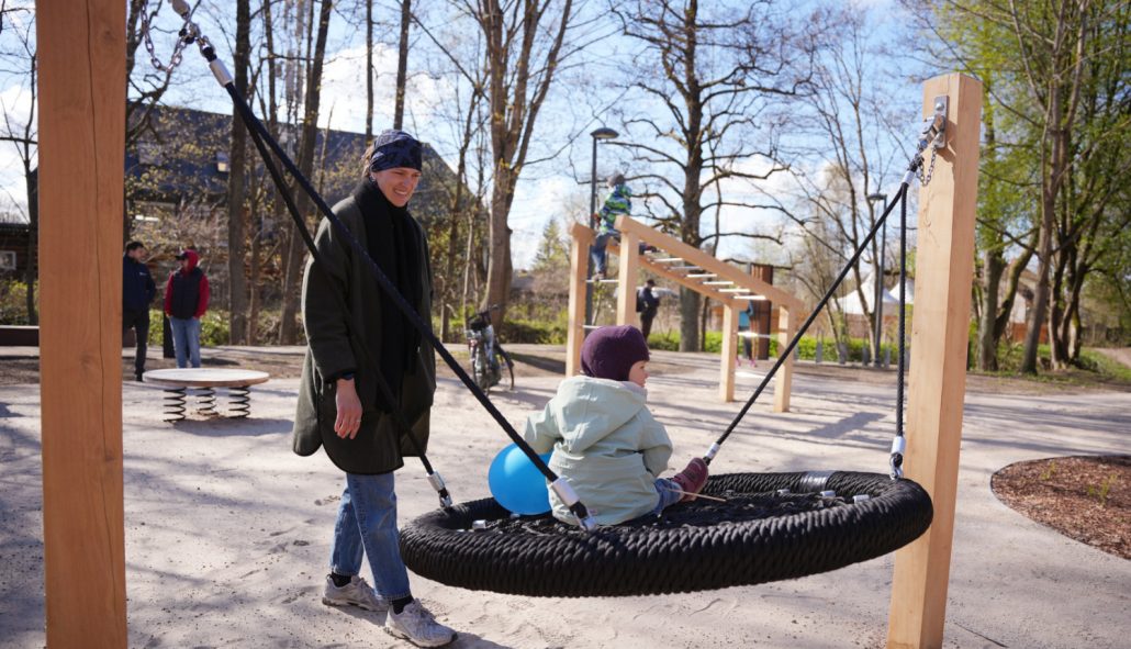 Mārupītes mežaparka rotaļu laukums Ozolplacī – jauns bērnu rotaļu laukums ar koka rotaļu ierīcēm, smilšu segumu, atpūtas vietām un šūpuļtīkliem Bieriņu apkaimē, kas izveidots Rīgas pašvaldības mežaparka infrastruktūras attīstības projekta ietvaros, veidojot drošu un ģimenēm draudzīgu pilsētvidi.