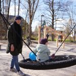 Mārupītes mežaparka rotaļu laukums Ozolplacī – jauns bērnu rotaļu laukums ar koka rotaļu ierīcēm, smilšu segumu, atpūtas vietām un šūpuļtīkliem Bieriņu apkaimē, kas izveidots Rīgas pašvaldības mežaparka infrastruktūras attīstības projekta ietvaros, veidojot drošu un ģimenēm draudzīgu pilsētvidi.