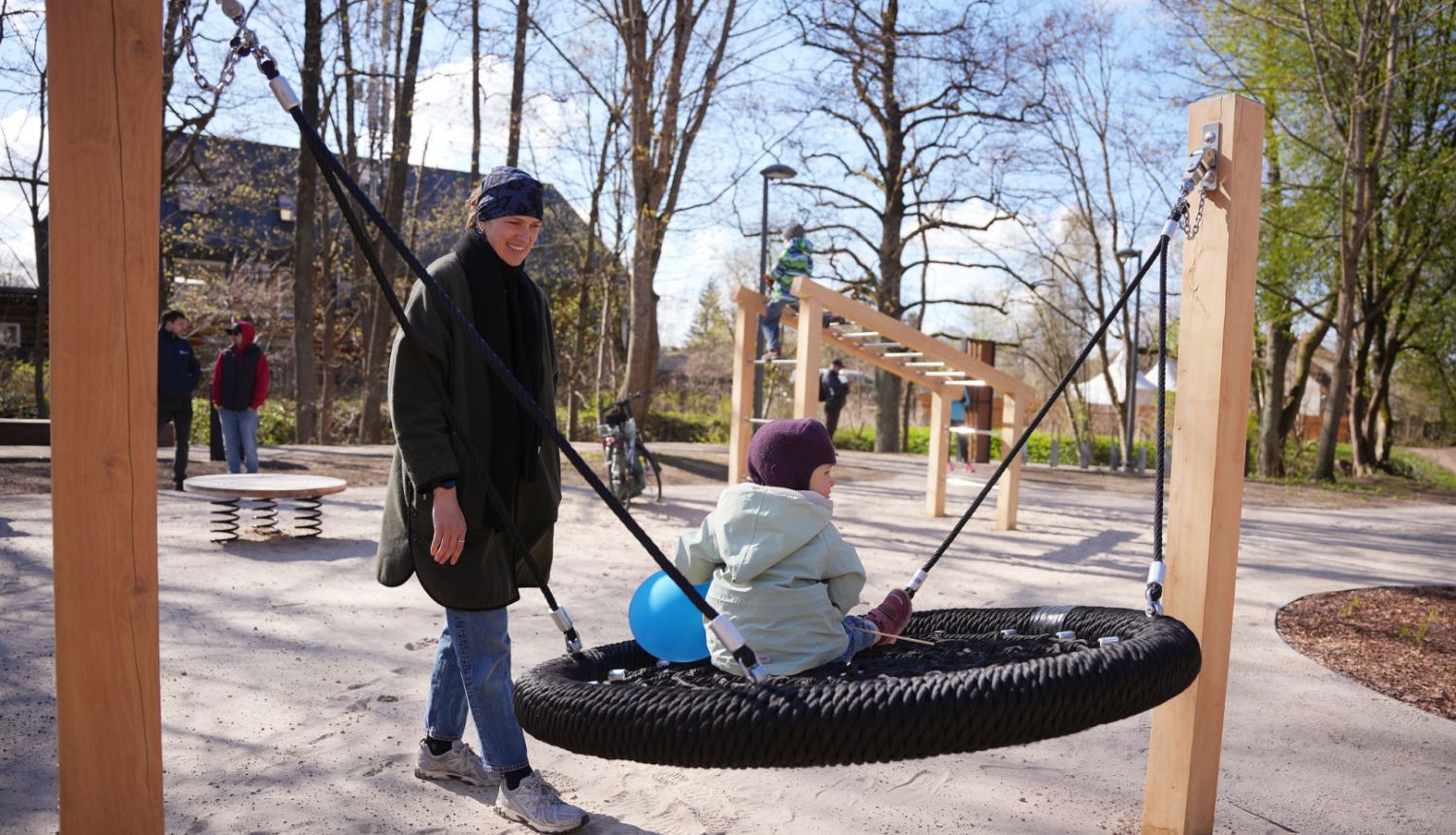 Mārupītes mežaparka rotaļu laukums Ozolplacī – jauns bērnu rotaļu laukums ar koka rotaļu ierīcēm, smilšu segumu, atpūtas vietām un šūpuļtīkliem Bieriņu apkaimē, kas izveidots Rīgas pašvaldības mežaparka infrastruktūras attīstības projekta ietvaros, veidojot drošu un ģimenēm draudzīgu pilsētvidi.