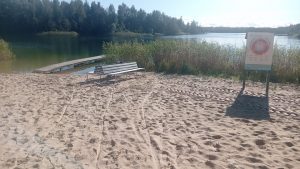 Bolderājas karjers oficiālā peldvieta Rīgā – labiekārtota atpūtas zona ar tīru ūdeni, smilšainu krastu, drošu peldvietas infrastruktūru, pārģērbšanās kabīnēm, atpūtniekiem un skaidri iezīmētām peldvietas robežām peldsezonas laikā.