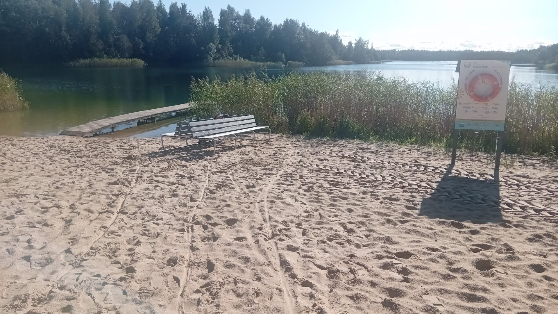 Bolderājas karjers oficiālā peldvieta Rīgā – labiekārtota atpūtas zona ar tīru ūdeni, smilšainu krastu, drošu peldvietas infrastruktūru, pārģērbšanās kabīnēm, atpūtniekiem un skaidri iezīmētām peldvietas robežām peldsezonas laikā.