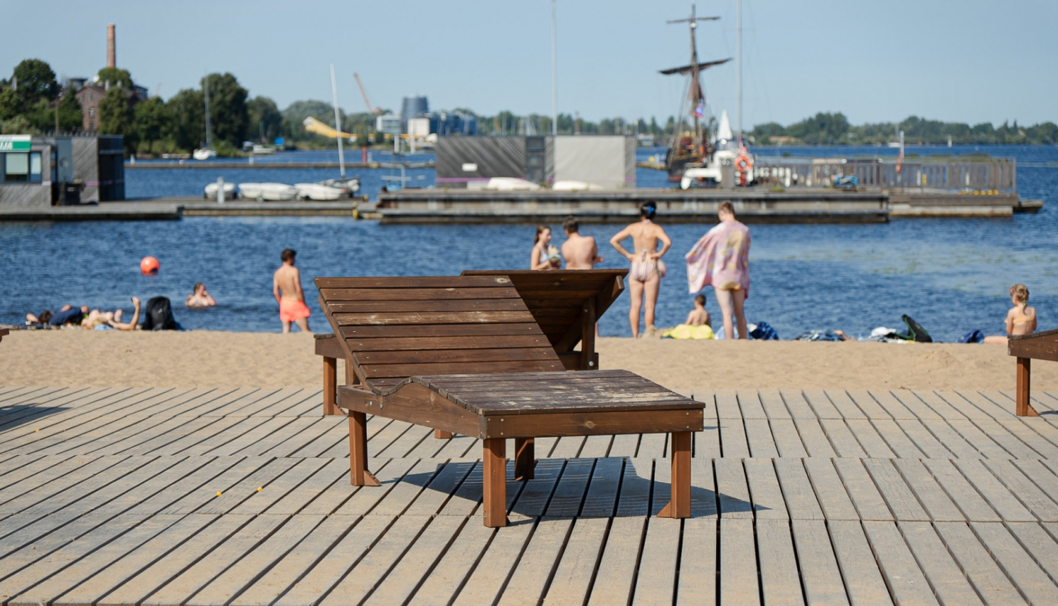 Rīga karstums peldvietas strūklakas – iedzīvotāji atvēsinās pie pludmales ūdens un pilsētas strūklakām vasaras karstumā, izmantojot arī publiski pieejamos dzeramā ūdens brīvkrānus pilsētvidē.