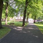 Latgales parka celiņu atjaunošana – atjaunots parka celiņš ar jaunu segumu starp kokiem, nodrošinot ērtu un drošu pārvietošanos apmeklētājiem Rīgas zaļajā teritorijā.