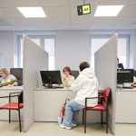 Mājokļa pabalsts Rīga īre – dzīvojamā ēka pilsētvidē ar iedzīvotājiem, ilustrējot pašvaldības sniegto finansiālo atbalstu mājsaimniecībām, kuras saskaras ar grūtībām segt īres maksas izmaksas Rīgā.
