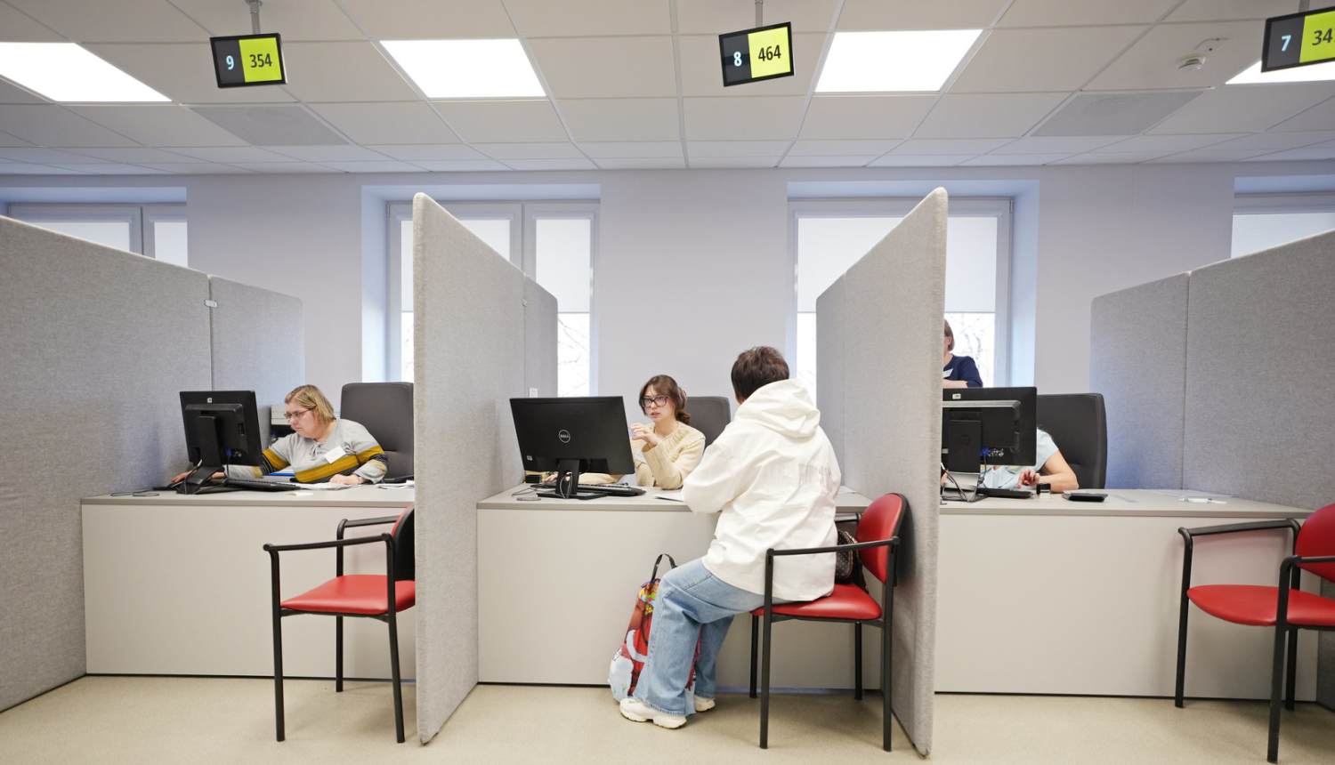 Mājokļa pabalsts Rīga īre – dzīvojamā ēka pilsētvidē ar iedzīvotājiem, ilustrējot pašvaldības sniegto finansiālo atbalstu mājsaimniecībām, kuras saskaras ar grūtībām segt īres maksas izmaksas Rīgā.