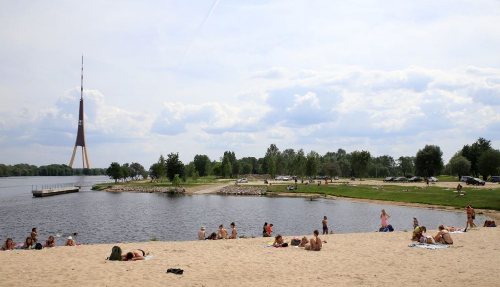 Rīgas peldvietas ūdens kvalitāte – atpūtnieki oficiālajā peldvietā pie ūdens, kur peldūdens analīzes apliecina atbilstību higiēnas prasībām un drošu peldēšanos galvaspilsētas peldvietās.