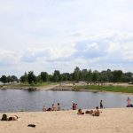 Rīgas peldvietas ūdens kvalitāte – atpūtnieki oficiālajā peldvietā pie ūdens, kur peldūdens analīzes apliecina atbilstību higiēnas prasībām un drošu peldēšanos galvaspilsētas peldvietās.
