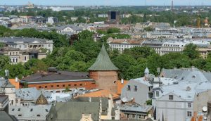 Rīgas centrs zaļā infrastruktūra – zaļie koridori un apstādījumi pilsētas centra ielās, kas palīdz mazināt karstuma salu efektu, uzlabot lietusūdens apsaimniekošanu, gaisa kvalitāti un bioloģisko daudzveidību Rīgā.