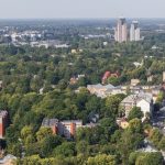 Rīgas pilsētvides zaļināšanas plāns – zaļā infrastruktūra pilsētvidē ar kokiem, parkiem un publisko ārtelpu, ilustrējot Rīgas pašvaldības ieceres klimata noturības, bioloģiskās daudzveidības un iedzīvotājiem pieejamas zaļās vides attīstībai 2027.–2031. gadā.