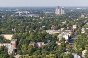 Rīgas pilsētvides zaļināšanas plāns – zaļā infrastruktūra pilsētvidē ar kokiem, parkiem un publisko ārtelpu, ilustrējot Rīgas pašvaldības ieceres klimata noturības, bioloģiskās daudzveidības un iedzīvotājiem pieejamas zaļās vides attīstībai 2027.–2031. gadā.