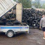 Nolietotas riepas Rīgas kapsētās pēc savākšanas un sagatavošanas nodošanai pārstrādei, lai mazinātu nelegāli izmesto atkritumu ietekmi un saglabātu kapsētu vidi tīru, sakoptu un cieņpilnu.