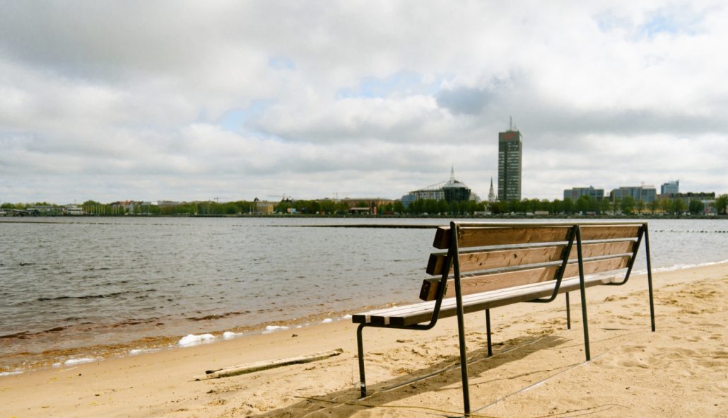 Ķīpsalas peldvieta, kur peldēties aizliegts pēc vētras radīta piesārņojuma. Ūdens paraugu analīzēs konstatēti paaugstināti mikrobioloģiskā piesārņojuma rādītāji, kas neatbilst higiēnas prasībām. Iedzīvotāji informēti, ka peldēšanās Ķīpsalas peldvietā uz laiku ir aizliegta, kamēr netiks atjaunota atbilstoša ūdens kvalitāte un saņemti labvēlīgi analīžu rezultāti.