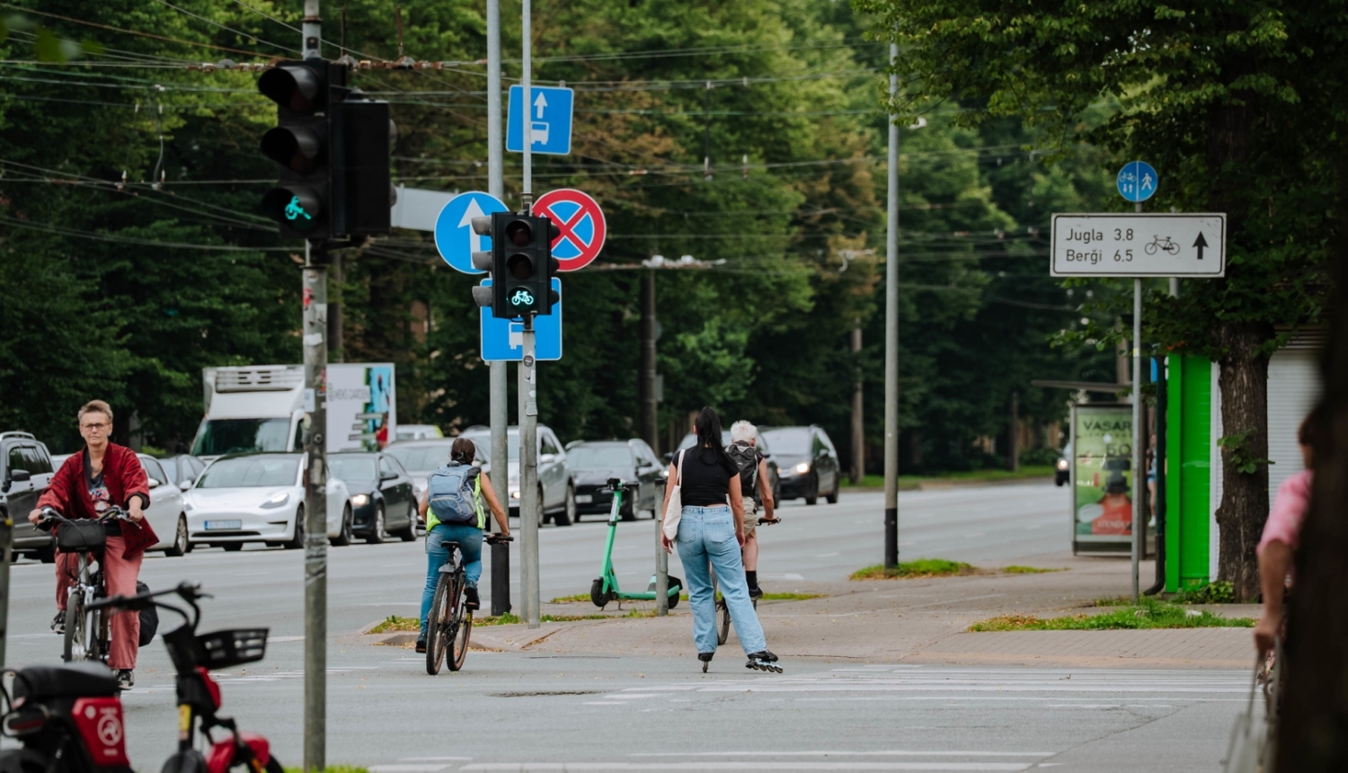 Mobilitāte un transporta infrastruktūra Rīgā. Pilsētas ielas, sabiedriskais transports, gājēju un veloinfrastruktūra, kā arī transporta tīkla attīstības risinājumi drošākai, ērtākai un ilgtspējīgākai pārvietošanās videi Rīgas iedzīvotājiem un viesiem.