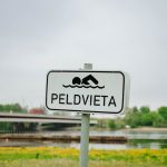 Rīgas peldvieta rudens sezonā pie ūdens. Pašvaldība saglabā infrastruktūru ziemas peldēšanai, tostarp pārģērbšanās kabīnes, soliņus un piekļuvi peldvietām, vienlaikus nodrošinot regulāru ūdens kvalitātes kontroli ziemas peldētājiem.