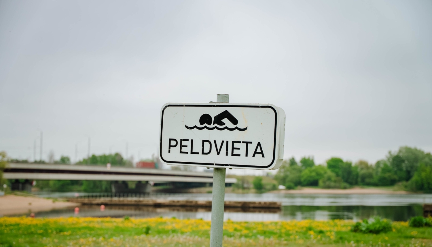 Rīgas peldvieta rudens sezonā pie ūdens. Pašvaldība saglabā infrastruktūru ziemas peldēšanai, tostarp pārģērbšanās kabīnes, soliņus un piekļuvi peldvietām, vienlaikus nodrošinot regulāru ūdens kvalitātes kontroli ziemas peldētājiem.