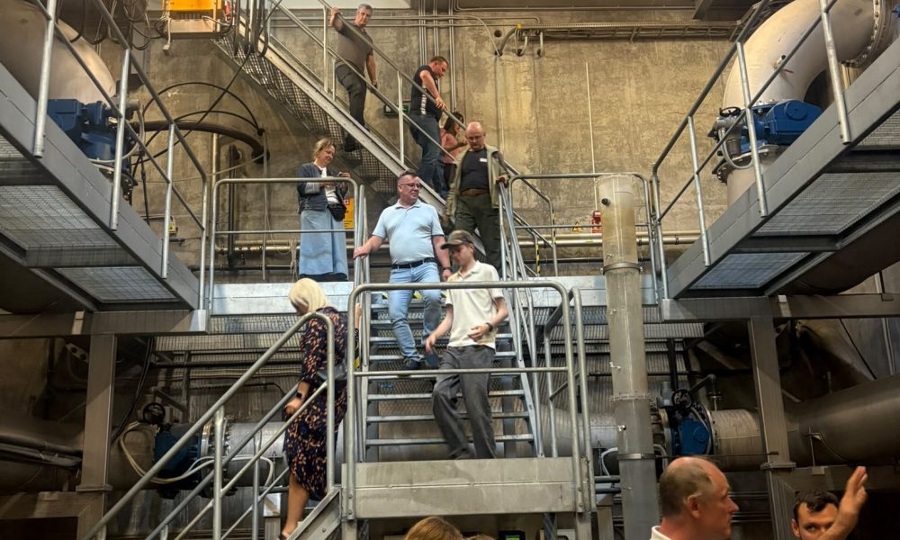 RE-FRESH projekta partneri un eksperti Rīgā apsprieda dzeramā ūdens attīrīšanas atlikumu izmantošanu ezeru atjaunošanā un ūdens kvalitātes uzlabošanā. Projekta RE-FRESH dalībnieki pulcējušies pie BIOR centra telpās. Attēlā redzama pētnieku, ekspertu un partneru grupa pie organizācijas nosaukuma sienas. RE-FRESH ezeru atjaunošanas projekts veicina sadarbību ūdens kvalitātes uzlabošanas jomā.